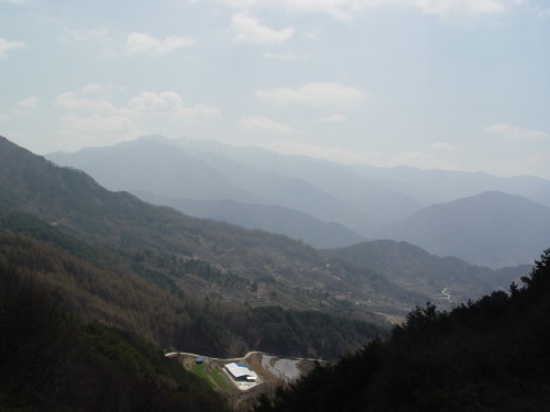 오도재에서 바라본 지리산 능선입니다. 왼쪽의 높은 봉우리가 해발 1,915m의 천왕봉 입니다. 